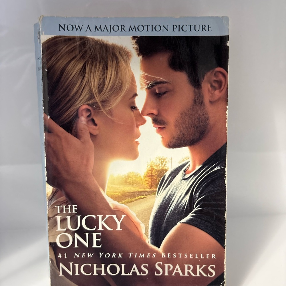 📚 3/$25 📚 The Lucky One by Nicholas Sparks Paperback Book